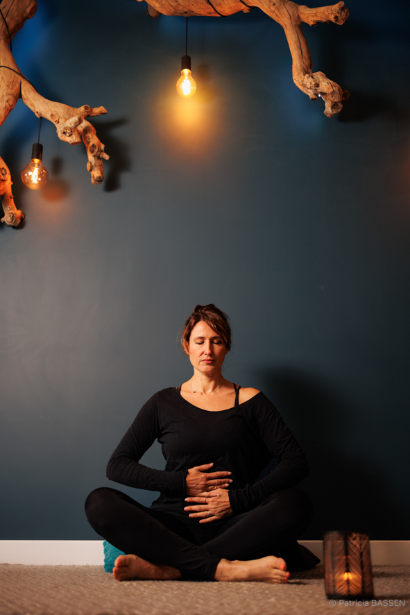 Nathanaëlle assise, les yeux fermés, les mains posées sur le ventre
