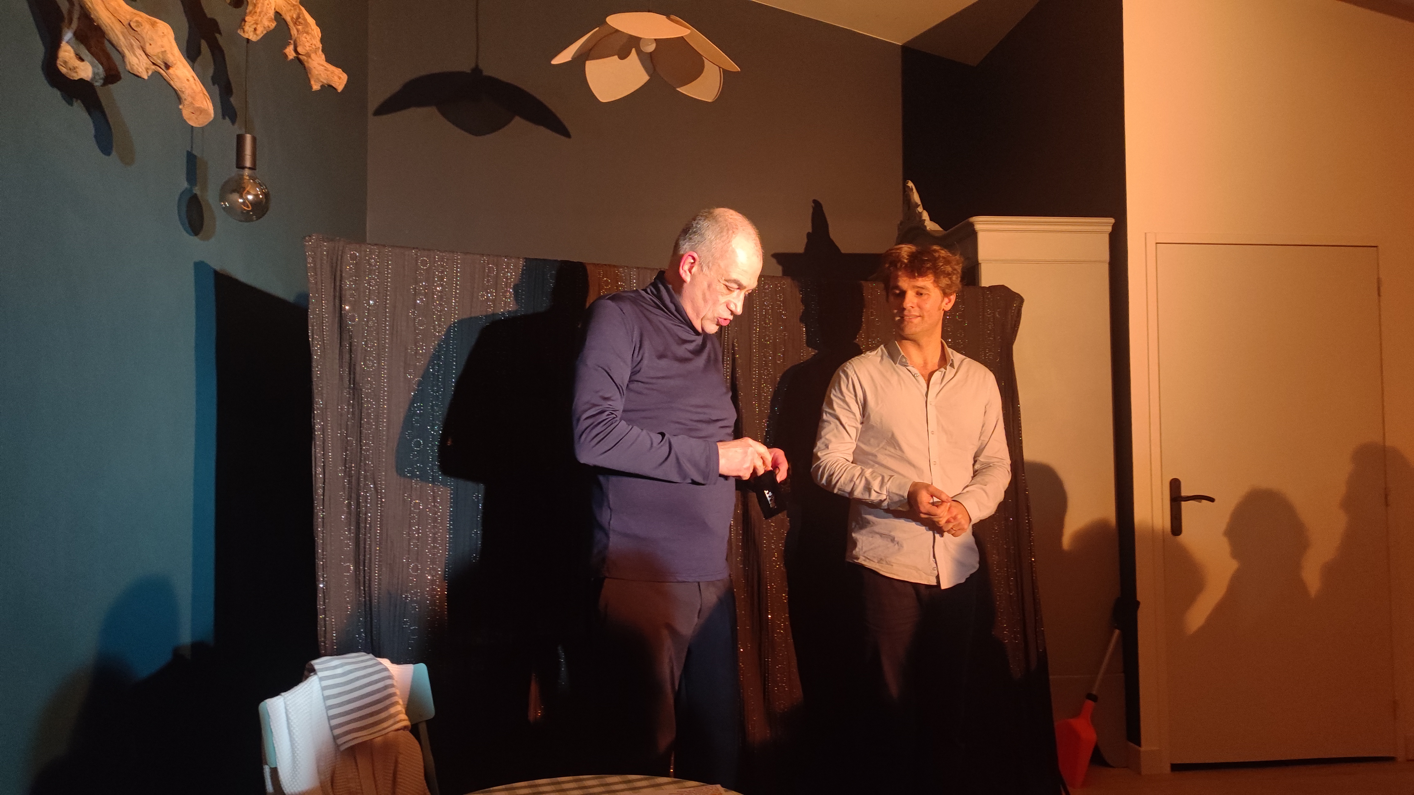 Christian Briand saluant à la fin de son spectacle Sous le Pommier