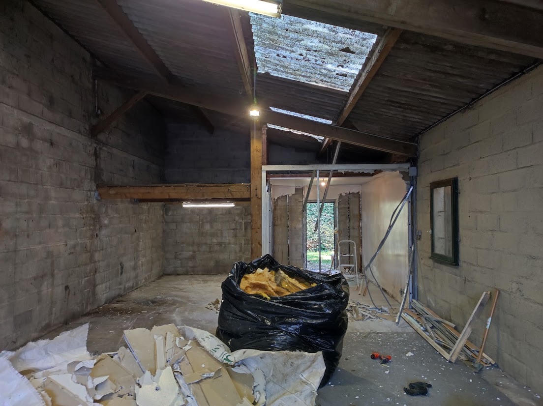 L’intérieur brut de Sous le Pommier pendant les premières transformations