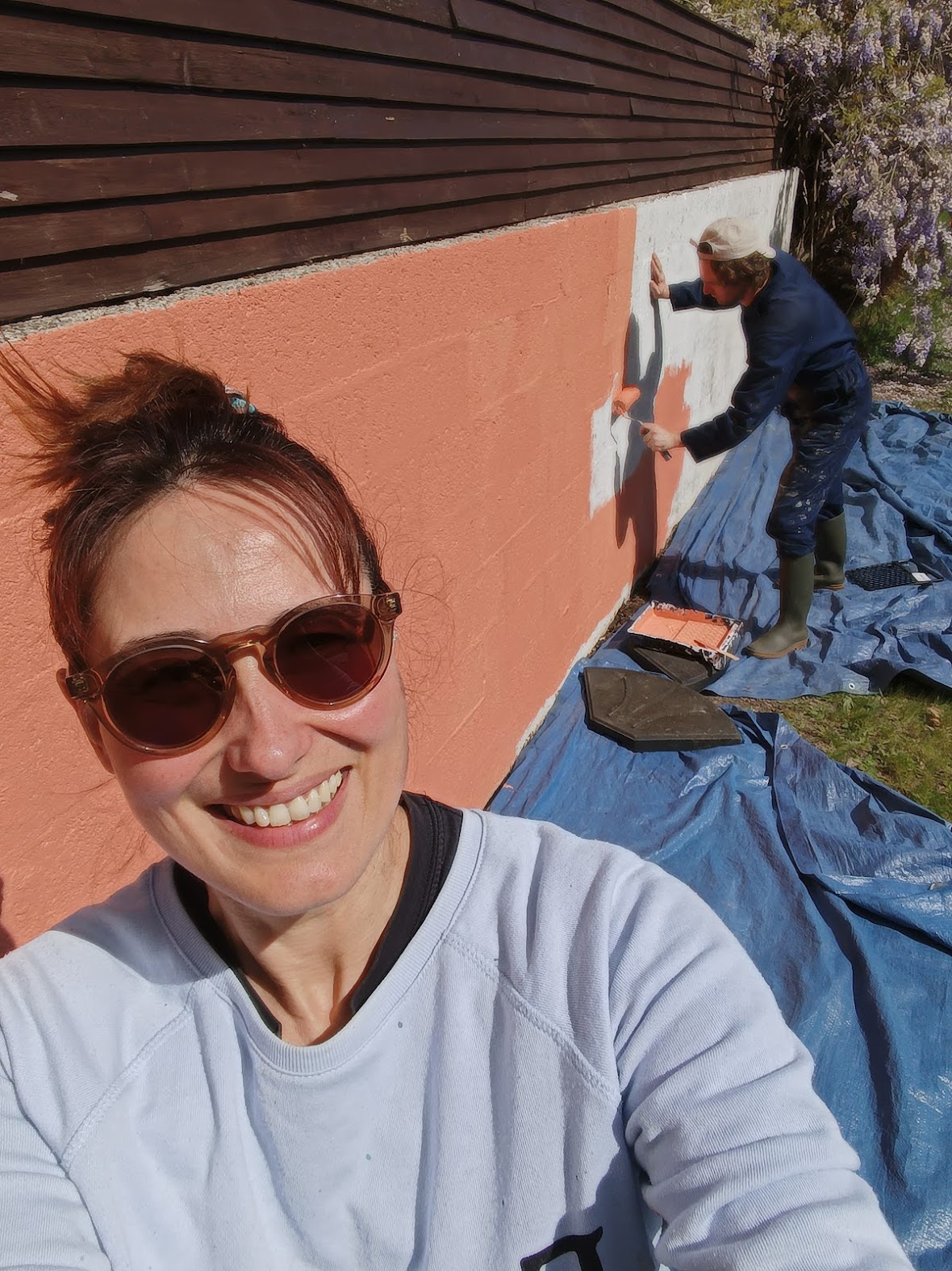 Nathanaëlle et Guillaume pendant les travaux de peinture extérieure de Sous le Pommier