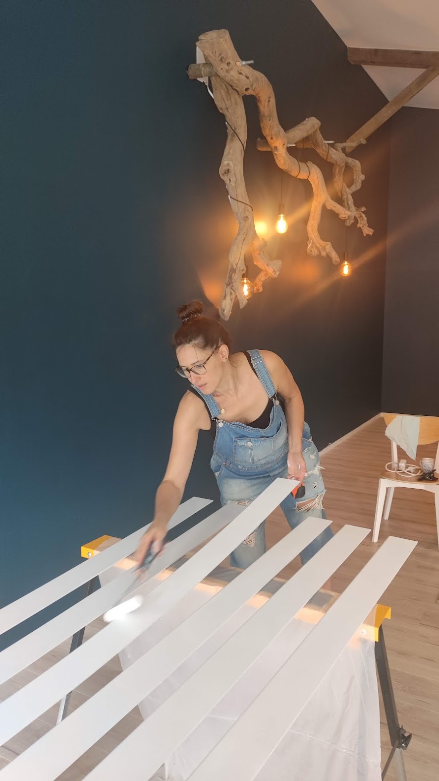 Nathanaëlle peignant des éléments du lieu sous le Pommier illuminé