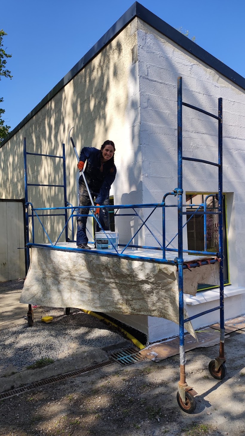 Nathanaëlle Haubois sur l’échafaudage pendant les travaux de Sous le Pommier