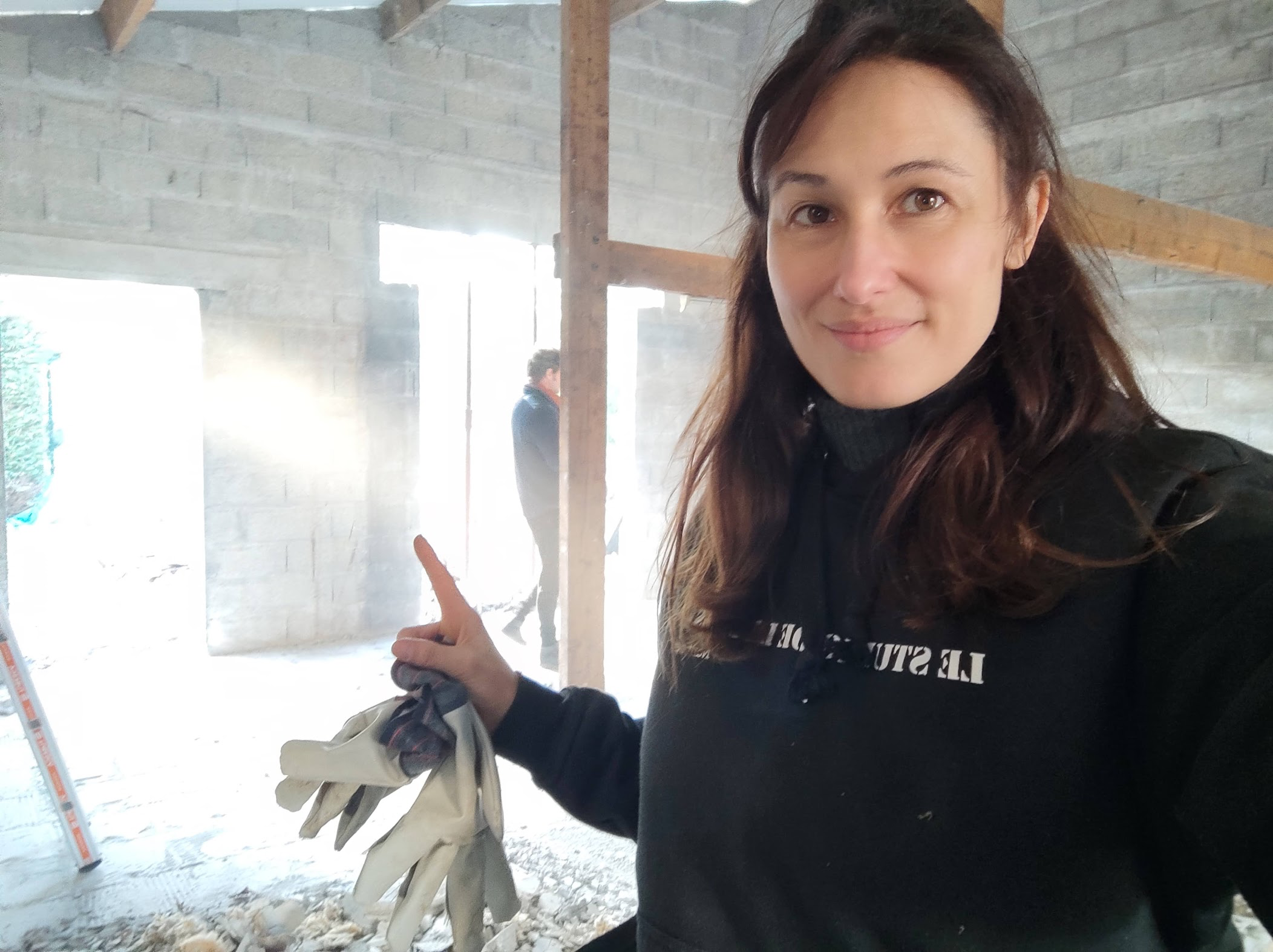 Nathanaëlle Haubois au milieu des gravats pendant le chantier de Sous le Pommier
