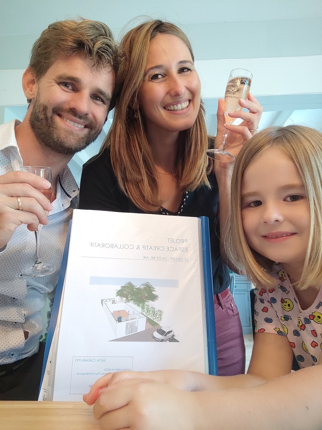 Nathanaëlle Haubois avec son mari et leur fille, présentant le dossier du projet et célébrant cette nouvelle étape