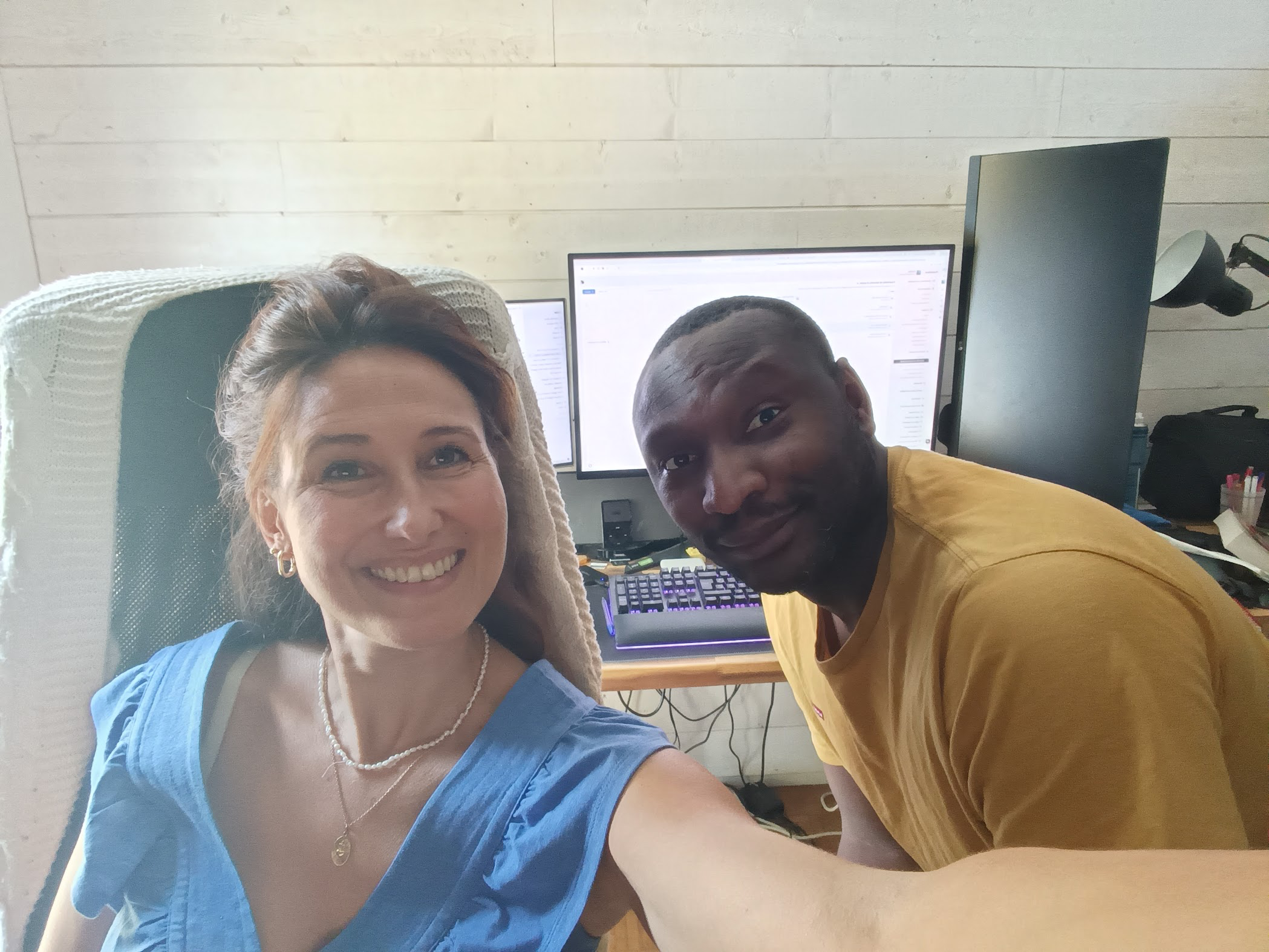 Nathanaëlle avec son ami Nilson pendant la refonte du site internet de Sous le Pommier
