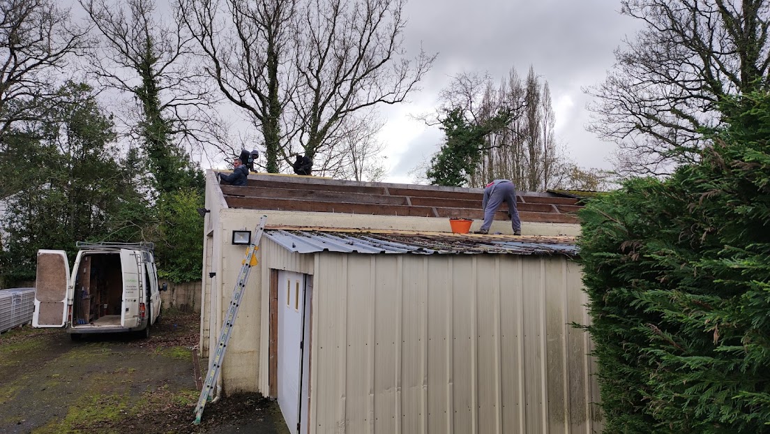 La toiture de Sous le Pommier ouverte pendant les travaux de rénovation