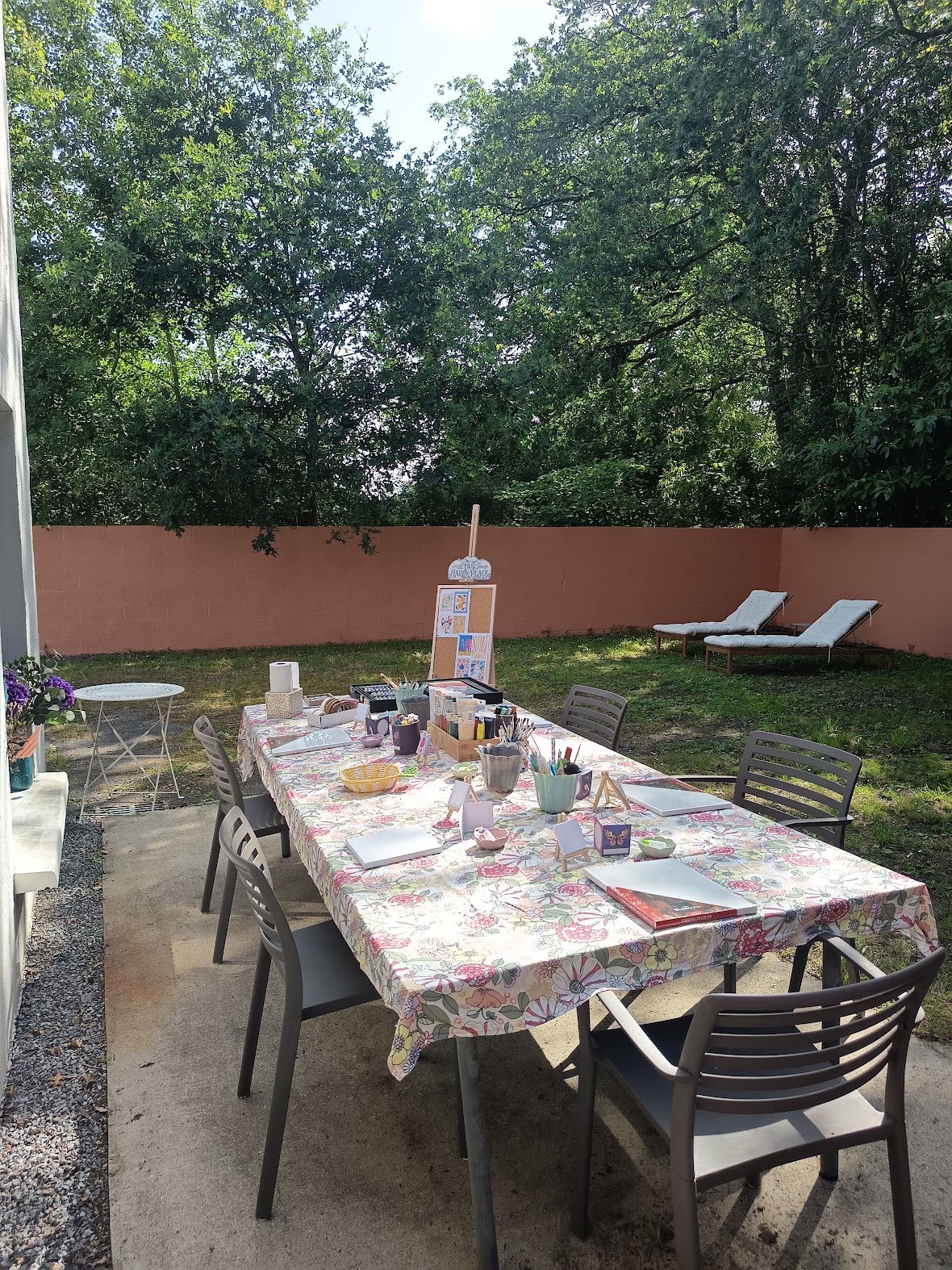Table d’atelier créatif installée dans le jardin de Sous le Pommier
